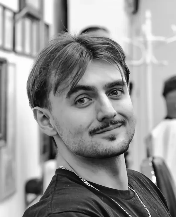 Barber Seweryn – mistrz cieniowania Skin Fade i geometria brody w Barber Shop Flis Grodzisk Mazowiecki
