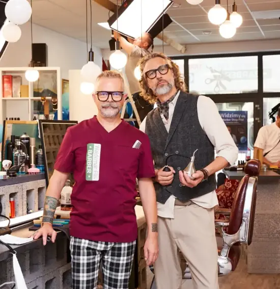 Szymon Majewski w atelier fryzjerskim Barber Shop Flis