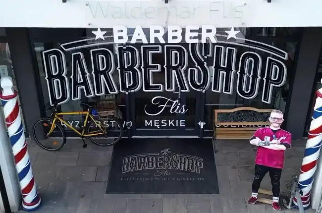 Witryna salonu fryzjerskiego Barber Shop Flis Królewska 36